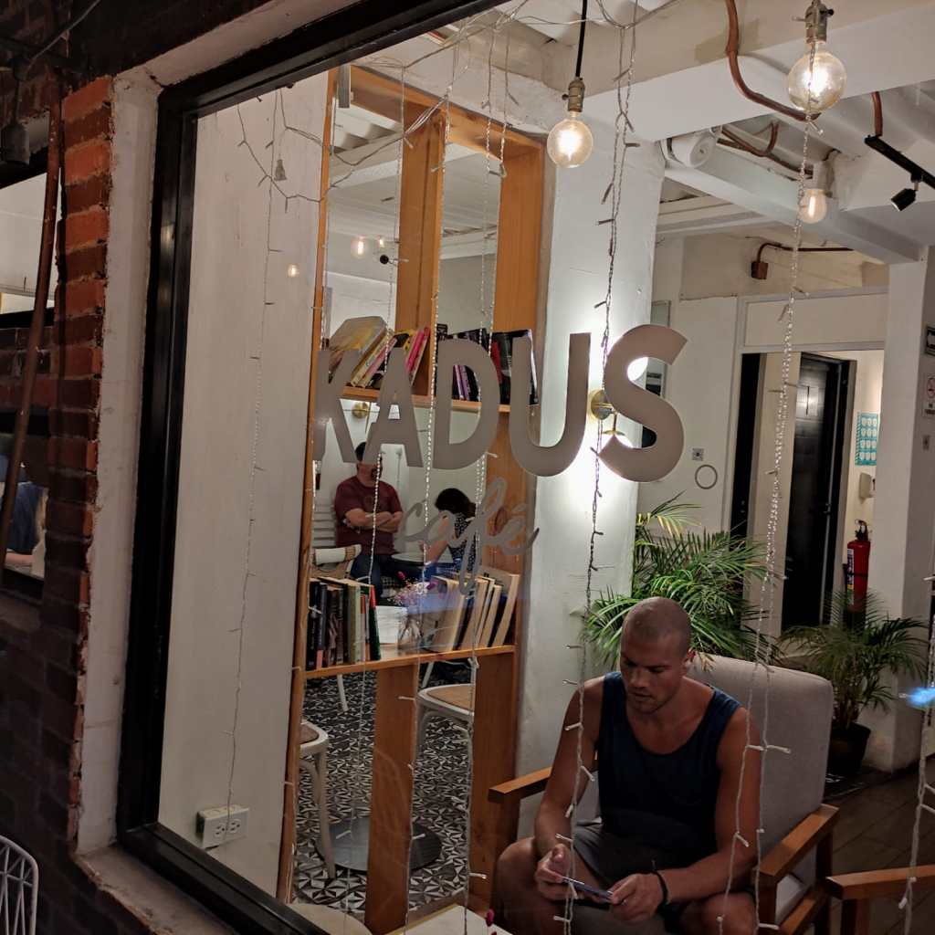 Kadus, como un Starbucks pero más&nbsp;acogedor