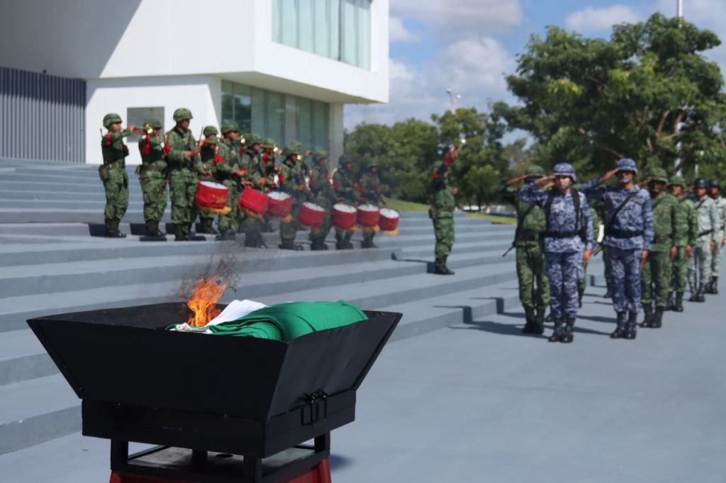 Incineran la bandera del Legislativo e izan una&nbsp;nueva