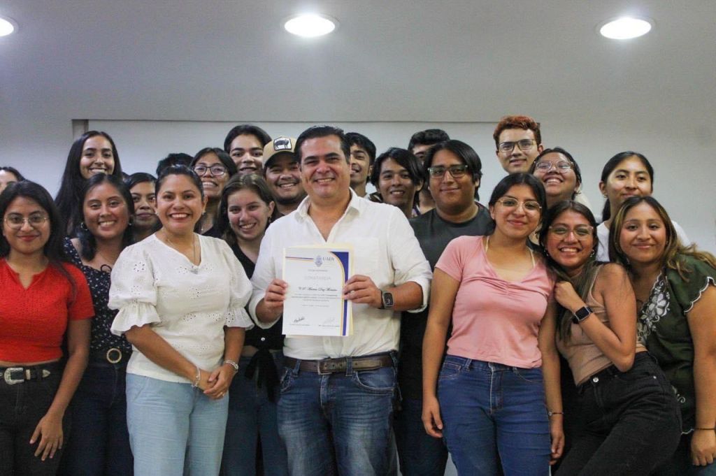 Mauricio Díaz Montalvo le explica a universitarios las oportunidades en&nbsp;Yucatán