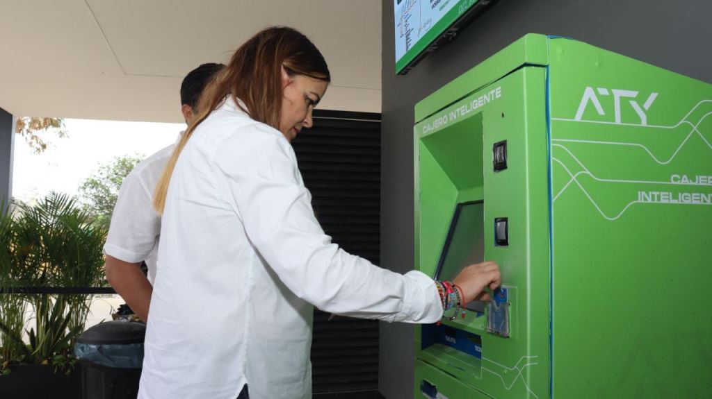 Cecilia Patrón se monta en el transporte «de la&nbsp;modernización»