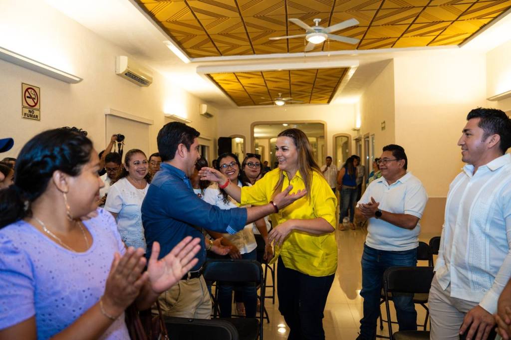Cecilia Patrón se reunió con normalistas de&nbsp;Mérida