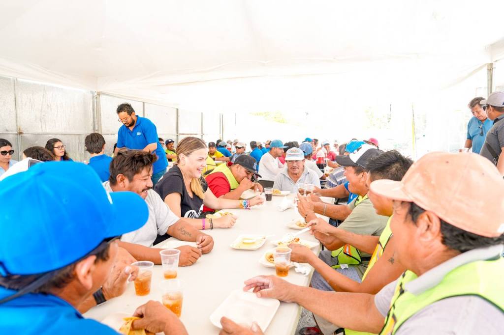 Cecilia Patrón celebra el Día de la Santa Cruz con alarifes de Mérida y promete impulsar más cambios para mejorar la economía de sus&nbsp;familias