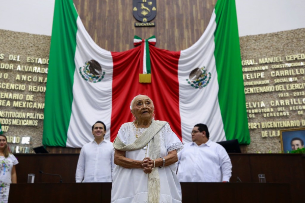 Recipiendaria del Consuelo Zavala le pide a Huacho que siga el camino del&nbsp;Sac-bé