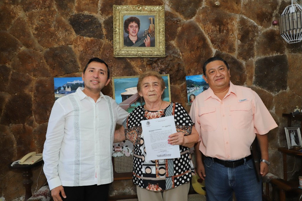 Ana Rosa Villanueva es notificada de ser la recipiendaria del reconocimiento a la excelencia docente&nbsp;2025