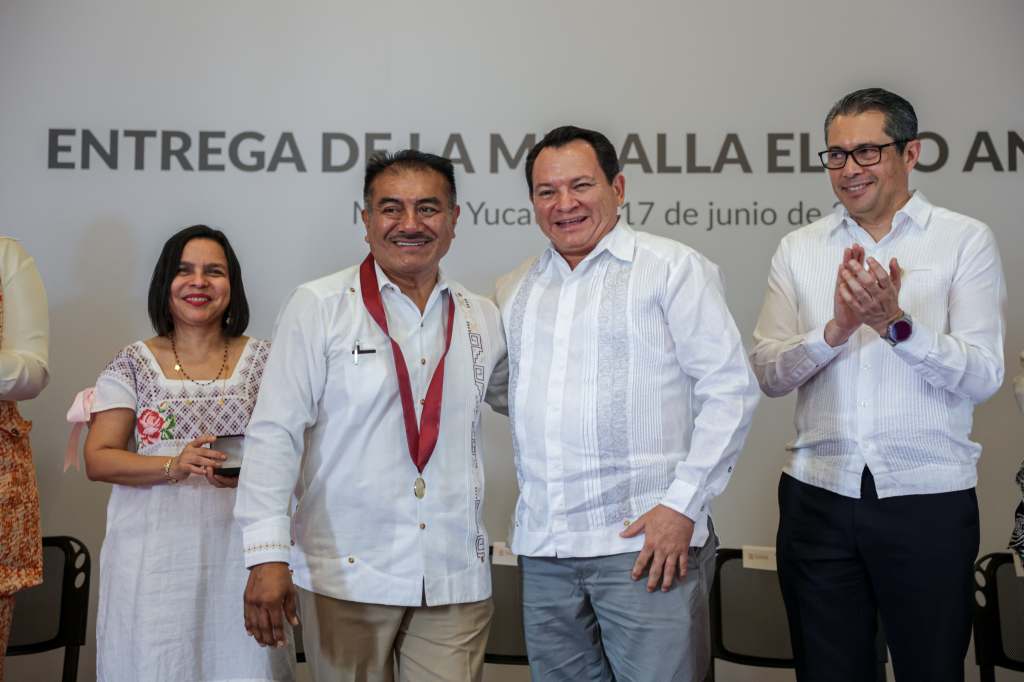 Fidencio Briceño Chel recibió la medalla Eligio&nbsp;Ancona