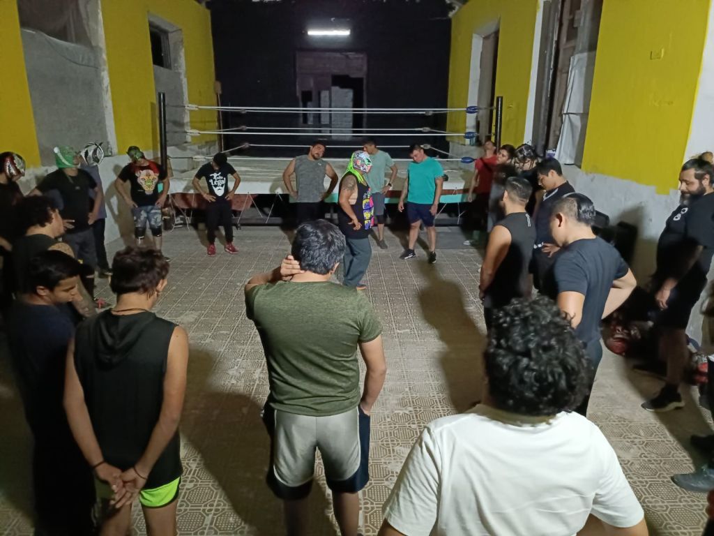 El luchador «Crazy Boy» impartió un seminario a futuros luchadores en la Casa del&nbsp;Pueblo