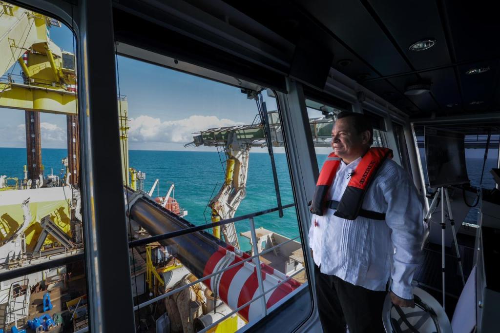 Huacho Díaz Mena y CCE Yucatán visitan la draga Fernando de&nbsp;Magallanes