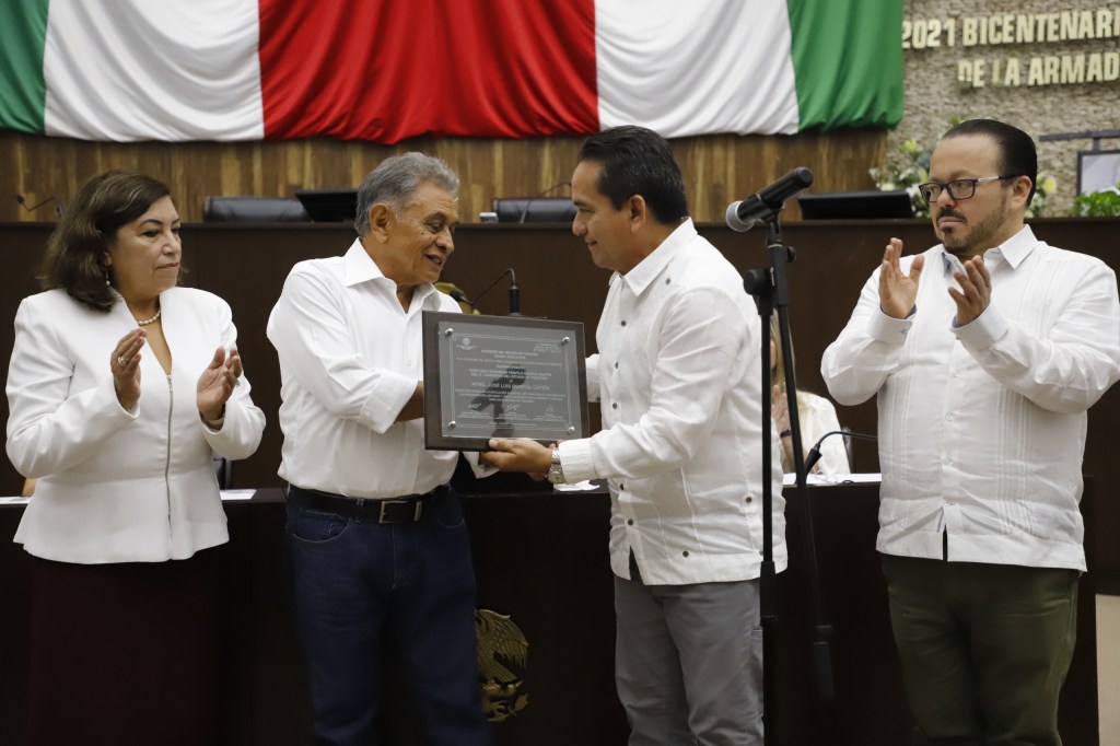 Entregan en el Congreso del Estado el reconocimiento “Diputado Profesor Pánfilo Novelo Martín” al Mtro. José Luis Quintal&nbsp;Catzín